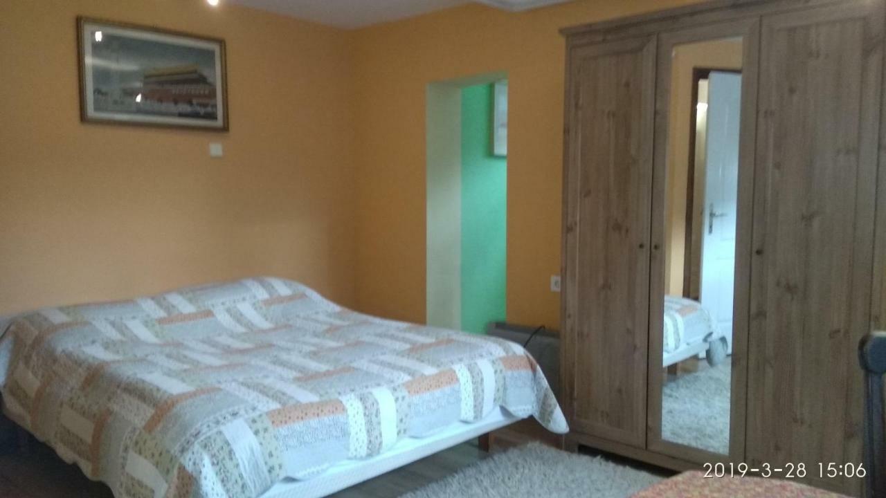 Naszály Kapuja vendégház Kosd Esterno foto